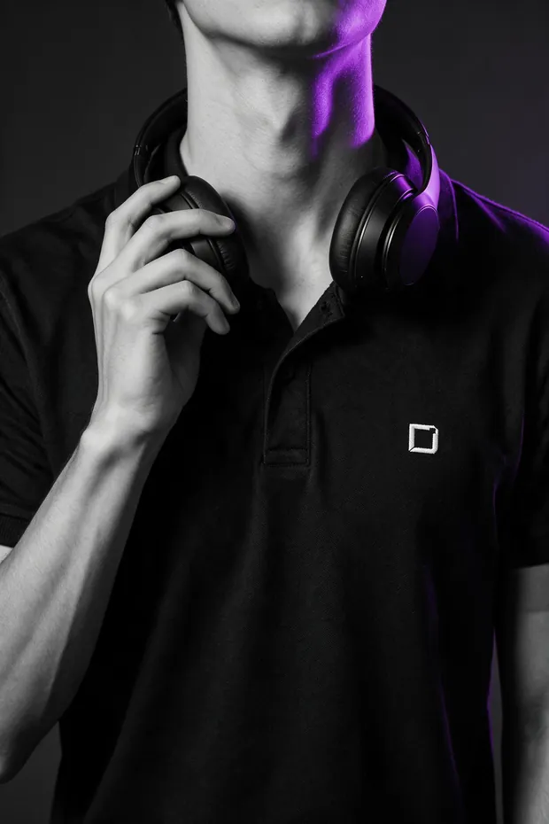 Editor de vídeo da Domos com fones no pescoço